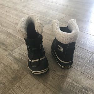 Girls Sorel snow boots size 11.